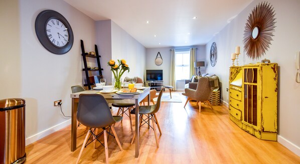 Apartment, 2 Bedrooms | In-room dining