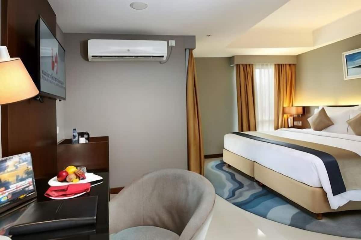 Minibaari, tallelokero huoneessa, työpöytä, pimennysverhot