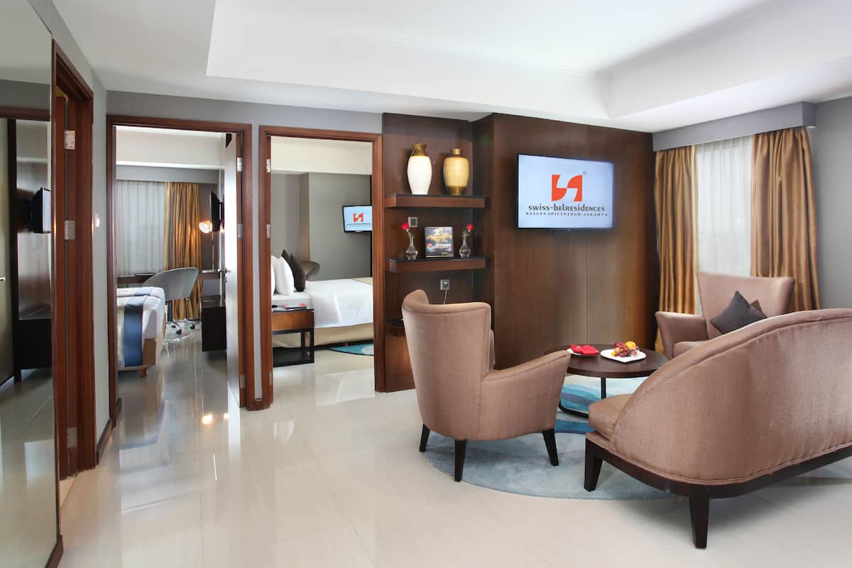 Phòng dành cho gia đình, 2 phòng ngủ | Minibar, két bảo mật tại phòng, bàn, màn/rèm cản sáng