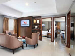 Kamar Keluarga, 2 kamar tidur | Minibar, brankas, meja kerja, dan tirai kedap cahaya
