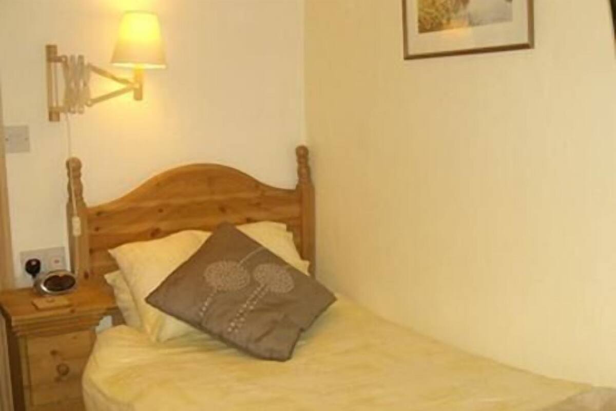 Single Room, Private Bathroom