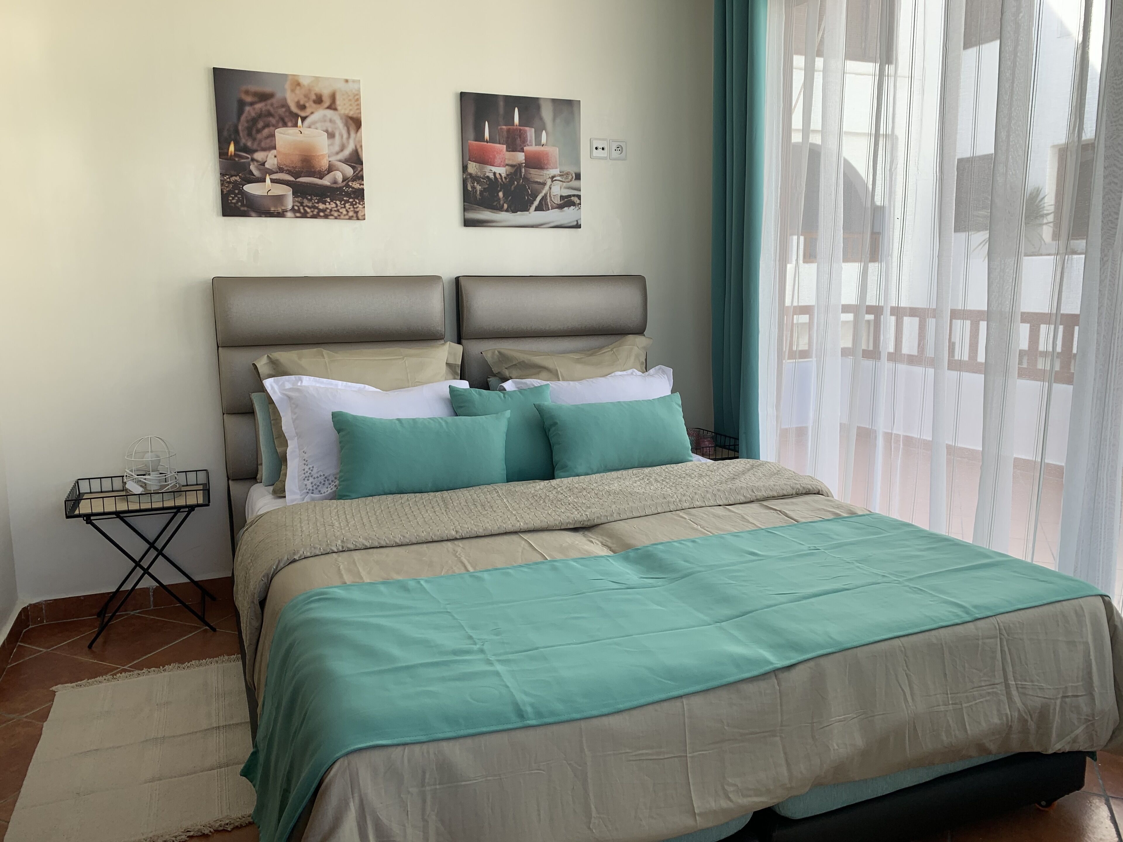 3 bedrooms, laptop workspace, blackout curtains, soundproofing