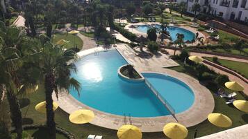 3 hồ bơi ngoài trời