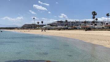 Pantai pribadi di sekitar dan payung pantai