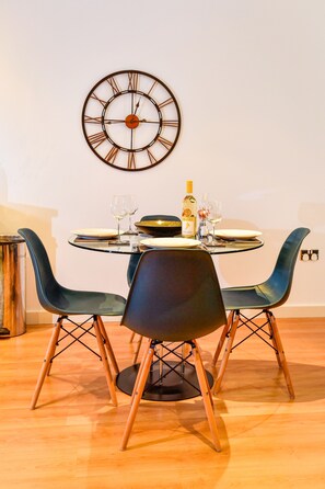 Appartement, 2 chambres | Restauration dans la chambre