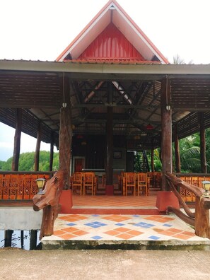 Se sirven desayunos, almuerzos y cenas; mariscos