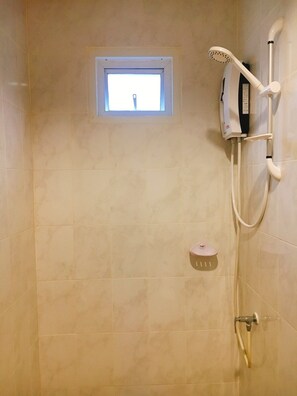 Bathroom shower - Bussarin Mansion (Ko Yao)