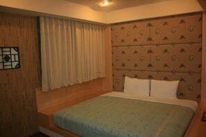 Desk, free WiFi, bed sheets - Warm Life Hotel (Taipei)