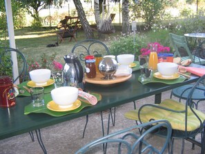 Desayuno continental gratuito y diario