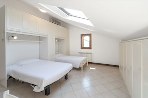 2 bedrooms, iron/ironing board, WiFi