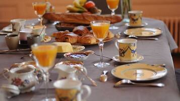 每日供应当地美食早餐(每人 EUR 13.5)