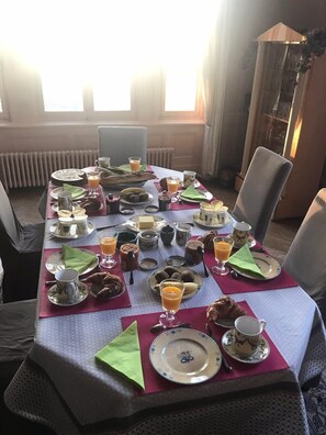 Sarapan masakan tempatan setiap hari dengan fi 
