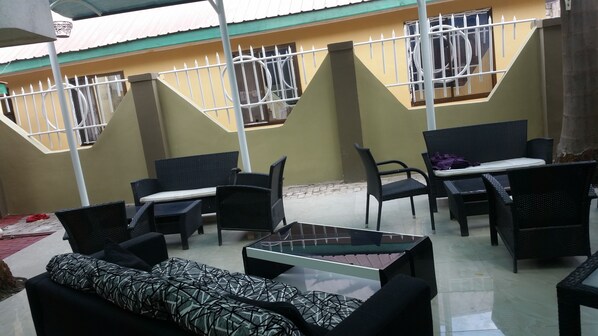 Déjeuner et dßner servis sur place, cuisine locale et internationale