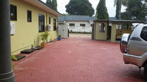 Free self parking - Mexico Lodge (Dar es Salaam)