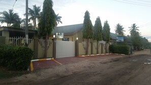 Façade de lâhĂ©bergement â soirĂ©e/nuit