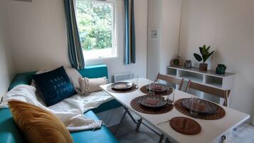 Stacaravan (4/6 personnes Mercure Acces) | Woonruimte | Een tafeltennistafel