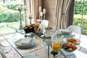 Petit déjeuner complet (17.5 EUR par personne)