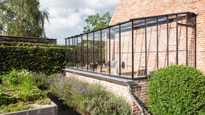Een modern gebouw met een bakstenen gevel en een groot raam.