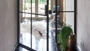 Een modern interieur met een schuifglazen deur die uitkomt op een terras.