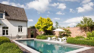 Kolam renang outdoor musiman, dengan payung kolam renang