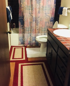 Combined shower/bathtub, slippers, towels