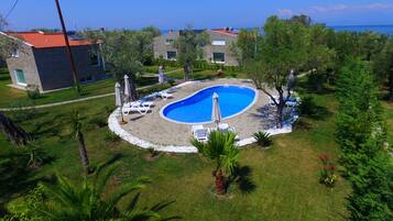 Kolam renang outdoor musiman