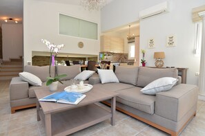 Villa, vue partielle sur la mer | Salle de séjour | Télévision LCD, cheminée