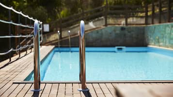 Piscina all'aperto, lettini