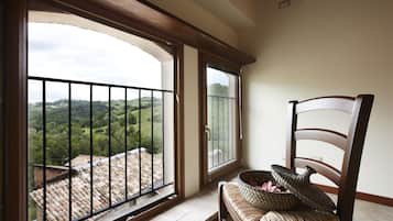 Triple Room, Mountain View | Blackout curtains, free WiFi, bed sheets