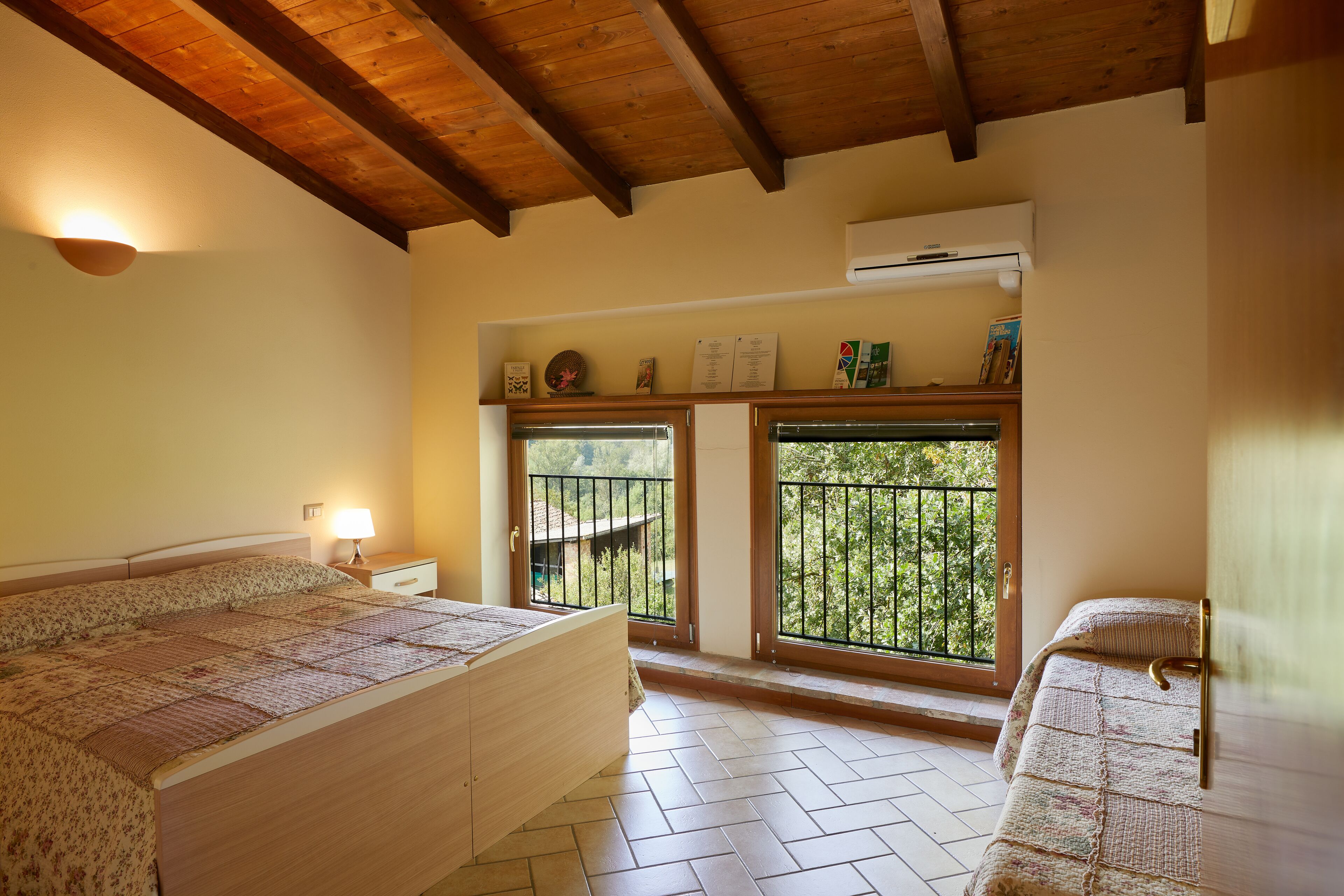 Family Studio, 2 Bedrooms, Mountain View | Blackout drapes, free WiFi, bed sheets