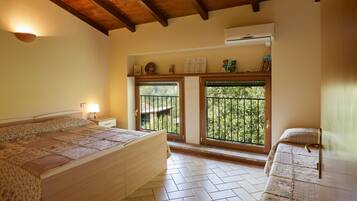 Family Studio, 2 Bedrooms, Mountain View | Blackout drapes, free WiFi, bed sheets
