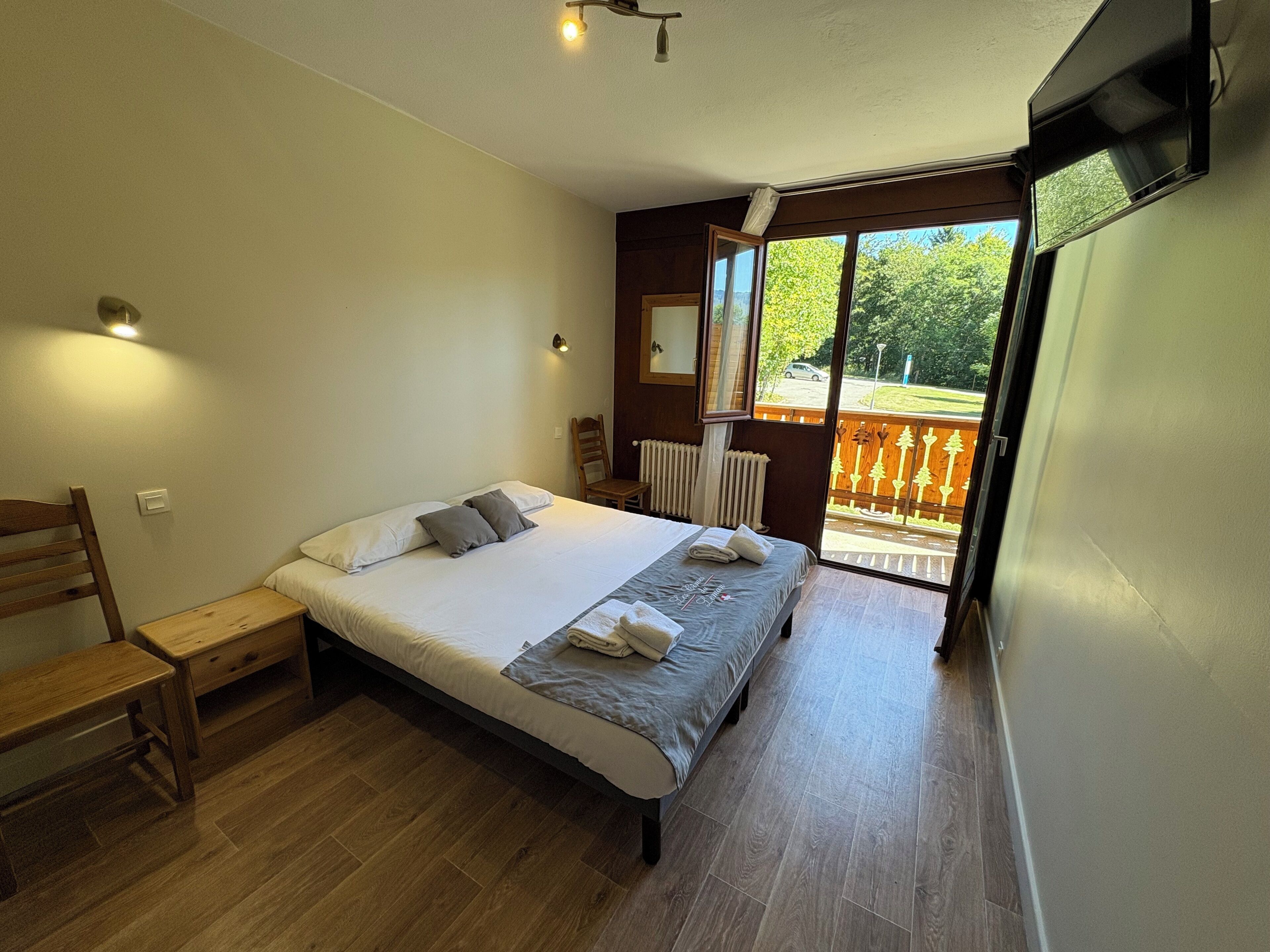 Rideaux occultants, lits bébé (gratuits), draps fournis