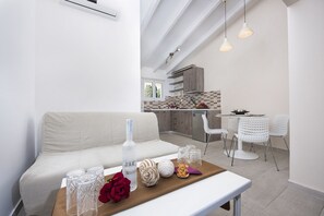 Deluxe-huone, parveke, merinäköala | Oleskelualue | Televisio