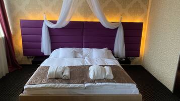 Apartemen, 1 kamar tidur | 1 kamar tidur, minibar, brankas, dan meja kerja