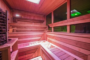 Couples treatment room(s), hot tub, steam room, body treatments