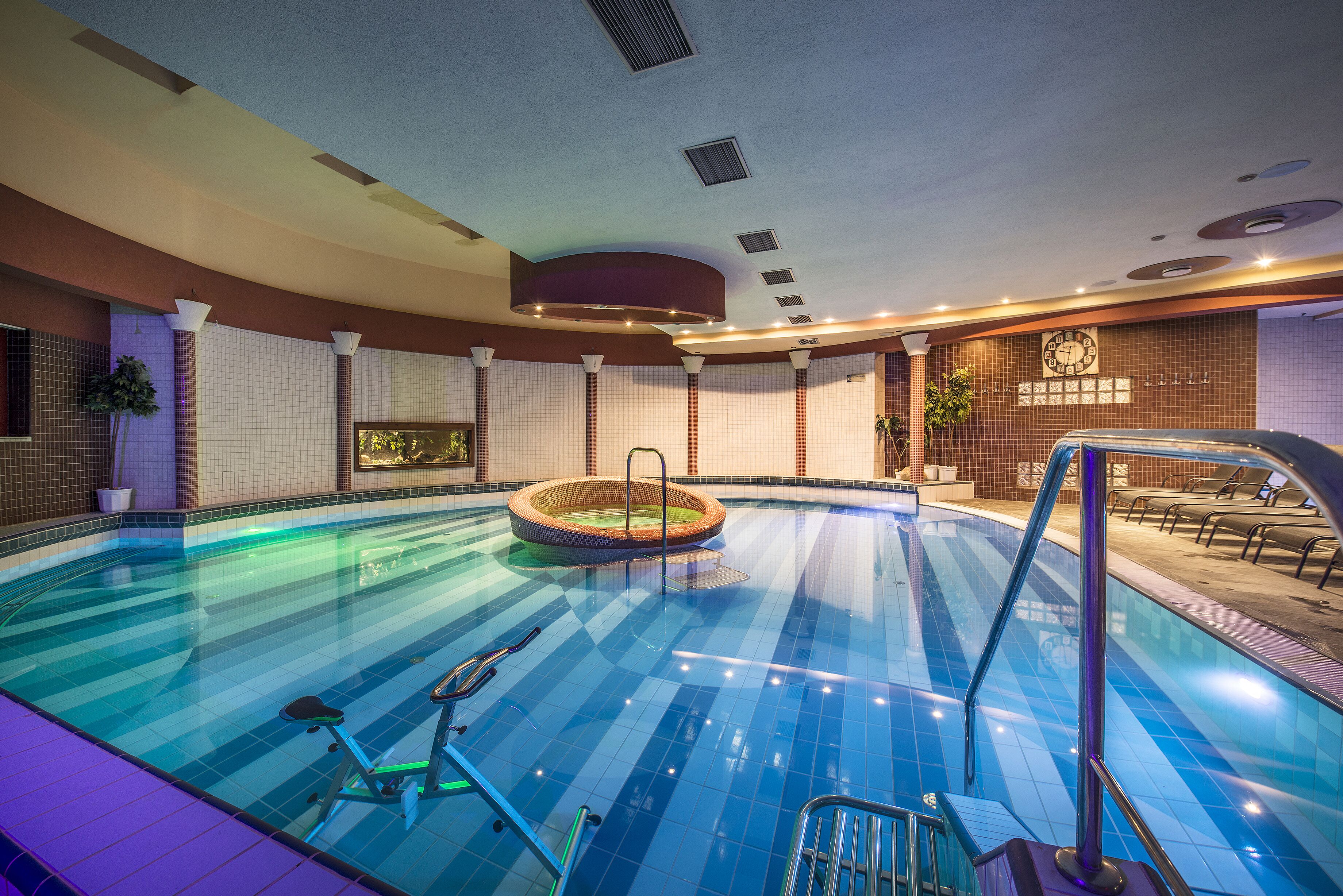 6 binnenzwembaden en een seizoensgebonden buitenzwembad