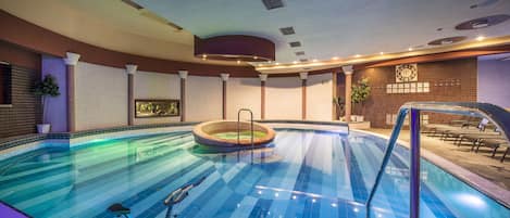 6 piscines couvertes, piscine extérieure (ouverte en saison)