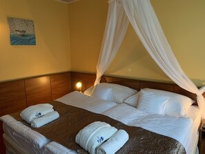 Dobbeltrom – standard | Minibar, safe på rommet, skrivebord og blendingsgardiner