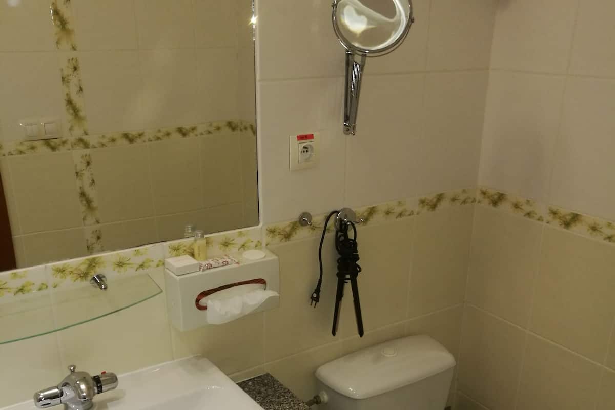 Single Room | Bathroom | Shower, free toiletries, hair dryer, bathrobes