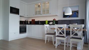 Strandperle | Cocina privada | Refrigerador, microondas, horno y parrilla de estufa