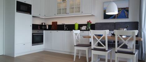 Strandperle | Cucina privata | Frigorifero, microonde, forno, piano cottura