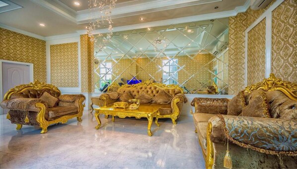 Lobby sitting area - Hiso Potato Resort (Wang Noi)