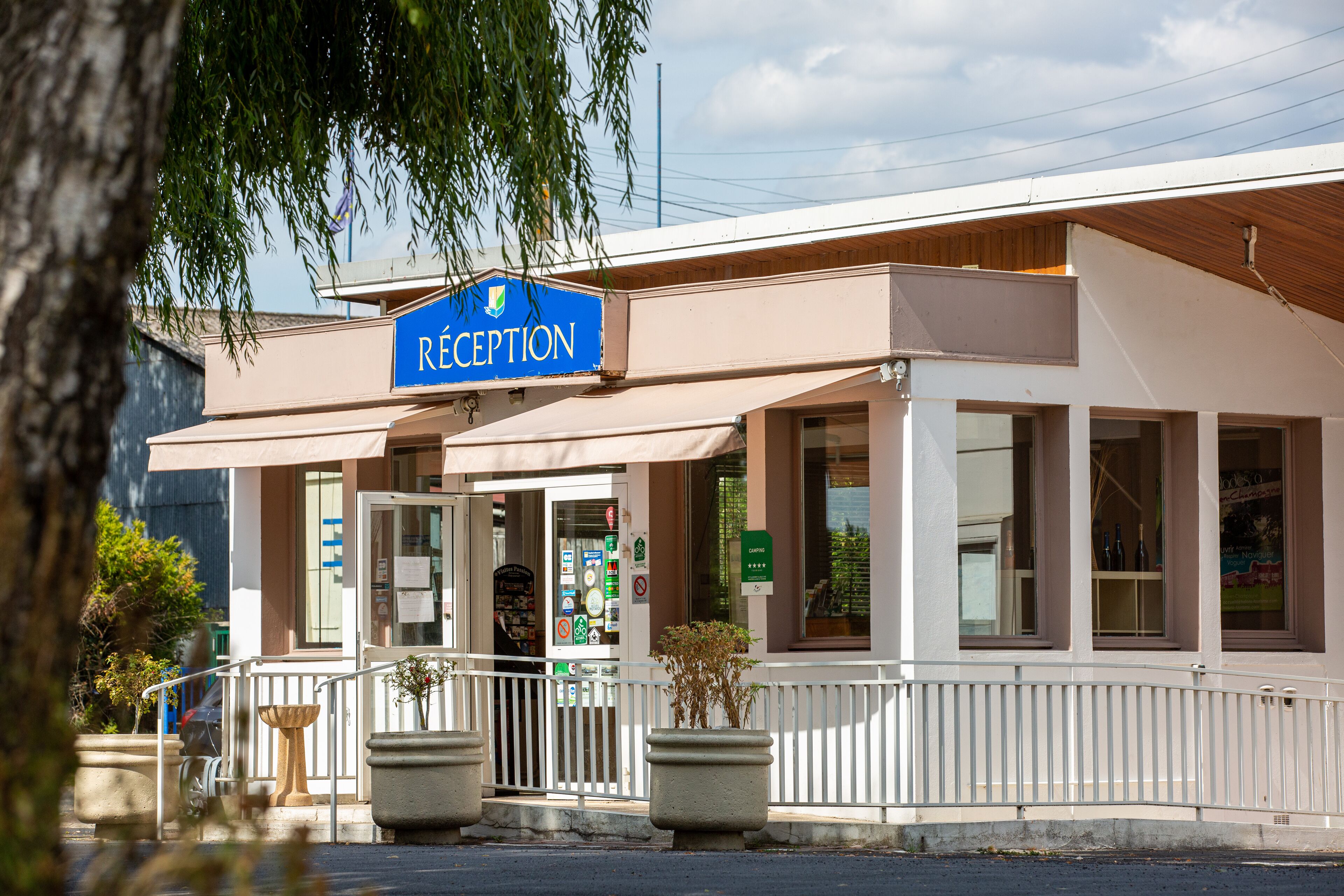 ฝ่ายต้อนรับ