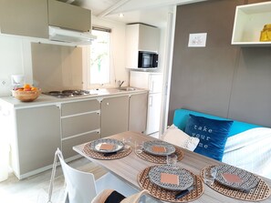 Kühlschrank, Mikrowelle, Herdplatte, Geschirrspüler