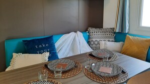 บ้านเคลื่อนที่คอมฟอร์ท, ปลอดบุหรี่ | บริเวณนั่งเล่น | ทีวี