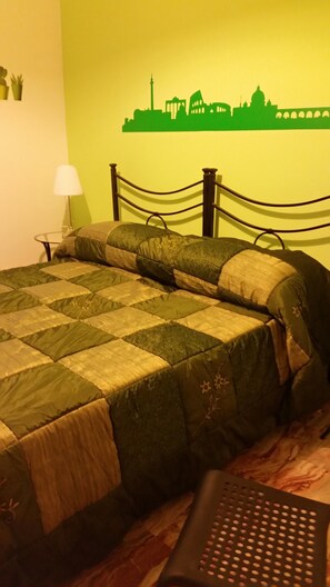 Caja de seguridad en la habitación y tabla de planchar con plancha 