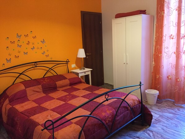 Caja de seguridad en la habitación y tabla de planchar con plancha 