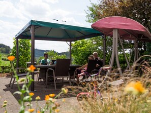 Outdoor dining - Bauernhof Pension Wiebelhaus Mester (Lennestadt)