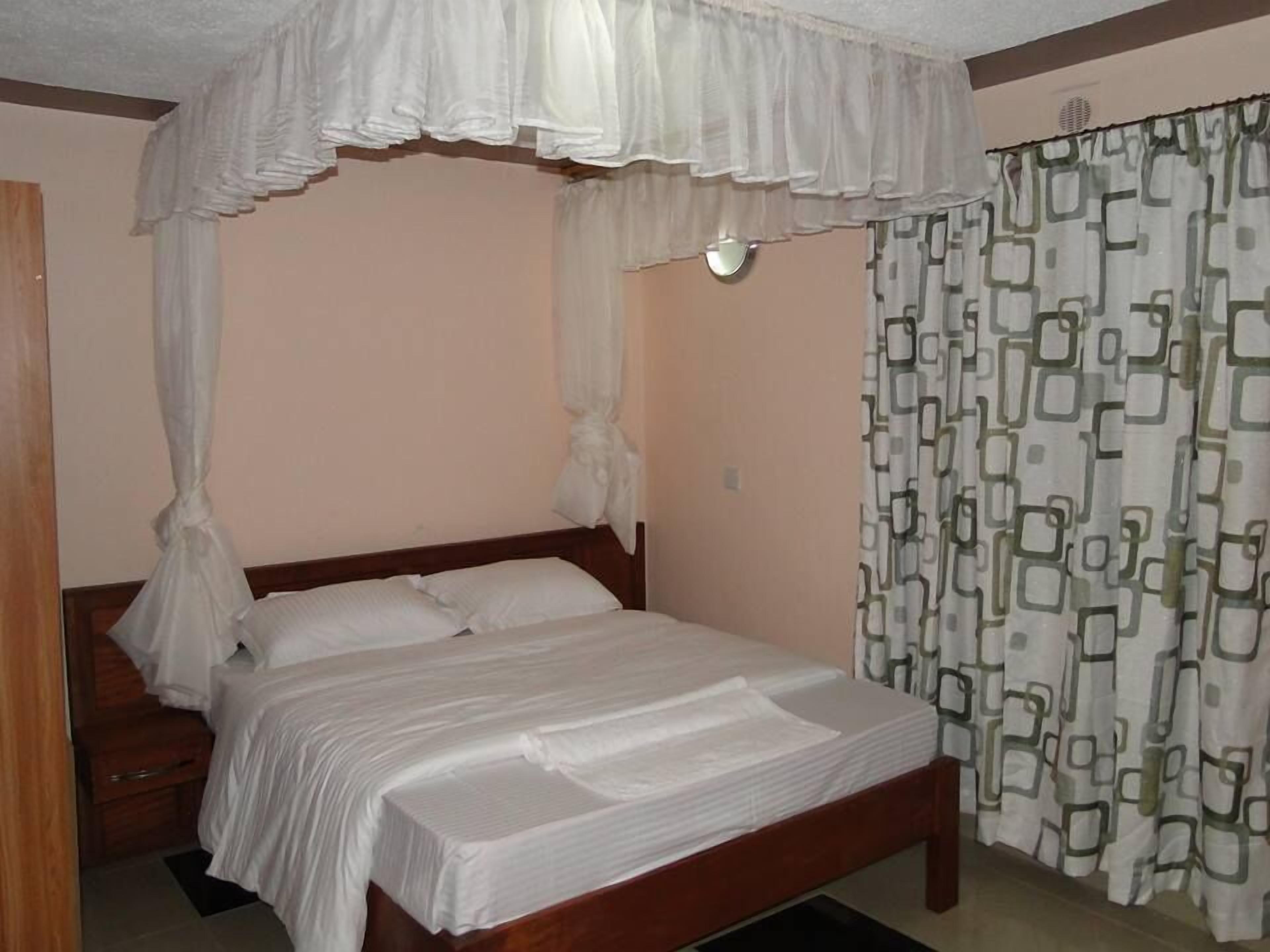 Double Room | Desk, iron/ironing board, free WiFi, bed sheets