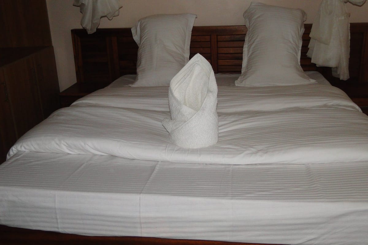 Escritorio, tabla de planchar con plancha, wifi gratis y ropa de cama